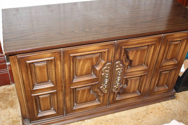 lot 4488 image: Vintage Console Stereo - Montclair SS-100 - Beautiful Cabinet