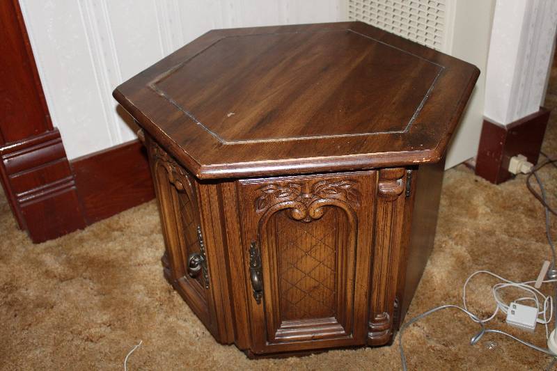 lot 4489 image: Hex-Shaped End Table w Storage - See Photos