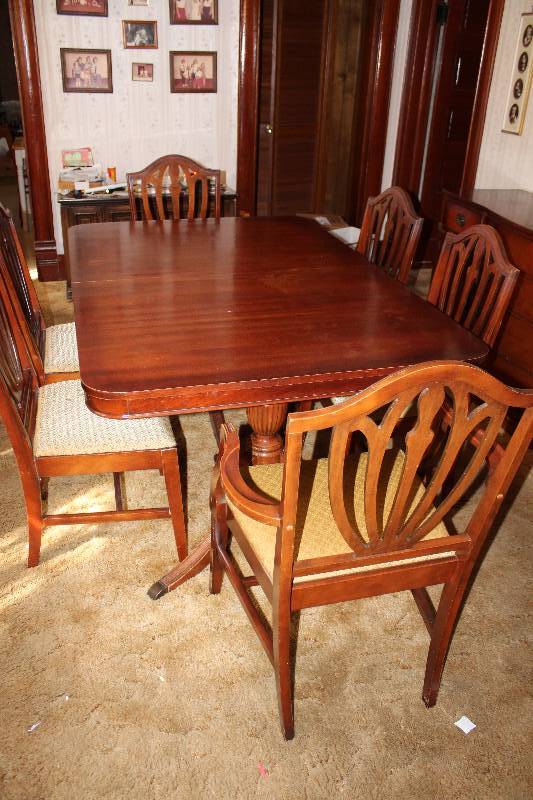 lot 4490 image: 7-Piece Dining Room Set - Table and 6 chairs (1 is a captains chair)
