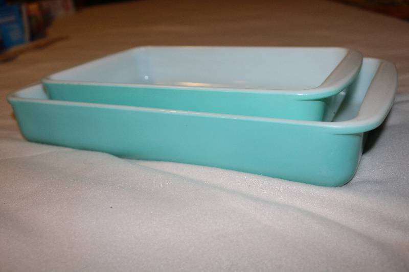 lot 4691 image: Lot of 2 Vintage PYREX Baking Dishes Aqua Blue - Collectors Items