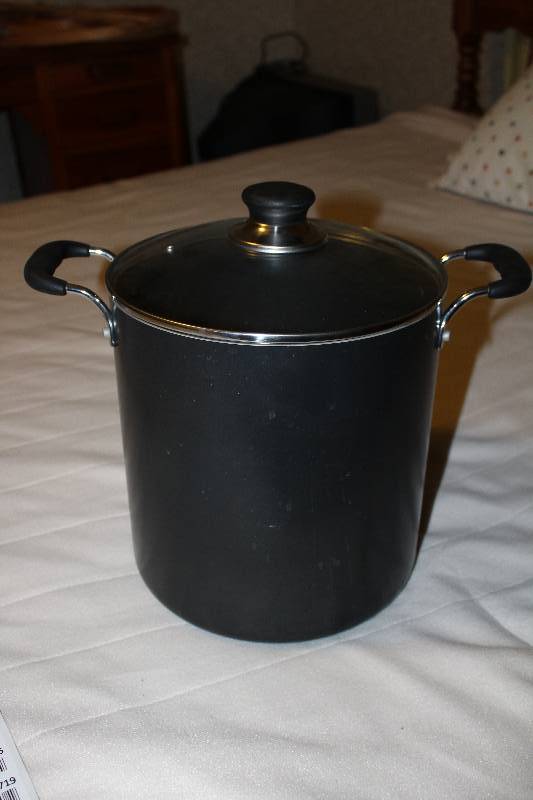 lot 4694 image: T-fal Stock Pot - Non-stick - Kitchen Pot - w glass lid - 10 deep