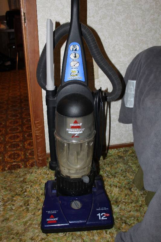 lot 4698 image: Bissell Vacuum Cleaner