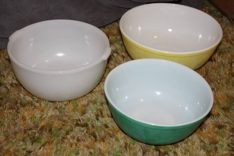 lot 4701 image: Lot of 3 Mixing Bowls