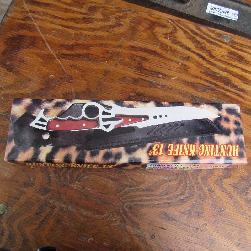 lot 6033 image: Hunting Knife w Sheath in the box