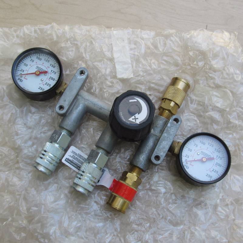 lot 6053 image: Air Hose Manifold - Gauges say Ridgid