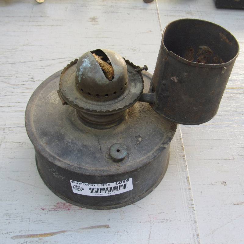 lot 6059 image: Vintage Oil Lamp - no globe but very cool