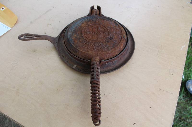 lot 2277 image: Vintage Walffle Iron GRISWOLD No 8 - AWESOME