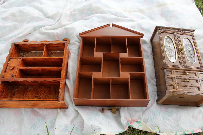 lot 2284 image: Lot of 2 Wood Shelves and 1 Wood Jewelry Box