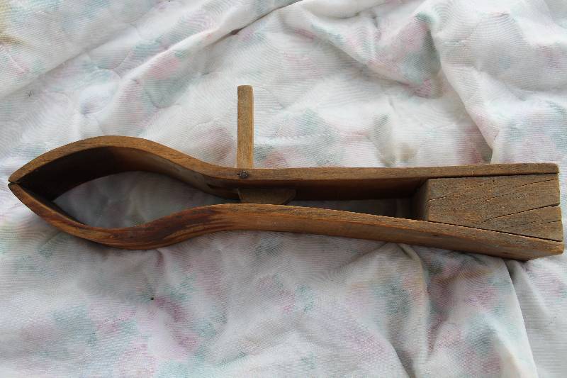 lot 2288 image: Vintage Wood Harness Clamp - Neat