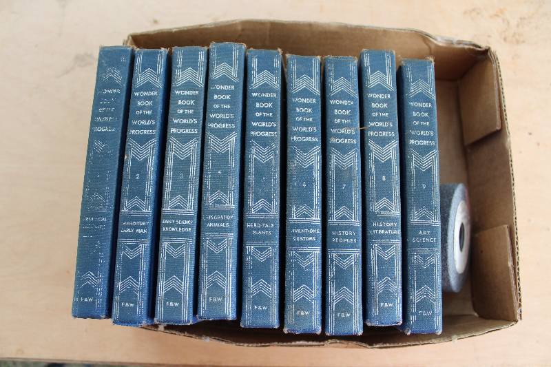 lot 2292 image: Set of 9 Books Wonder Book of the Worlds Progress - Know it all