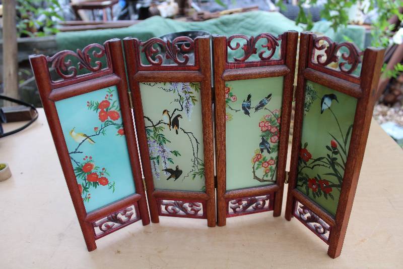 lot 2302 image: Asian Wood Screen (small) w birds on glass panels - fits on a desk or table-top
