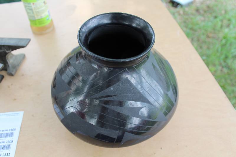 lot 2304 image: Southwestern Style Pot - Home Decor - Neato