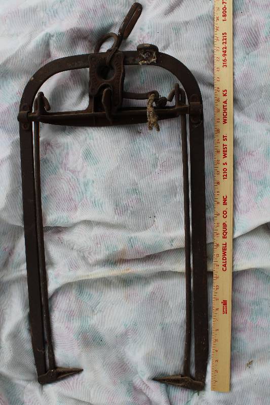 lot 2317 image: Vintage Tool - Ice Block Grapple - PAT. DEC 19, 1905 - 37 long LOUDEN MACHV, FAIRFIELD, IOWA