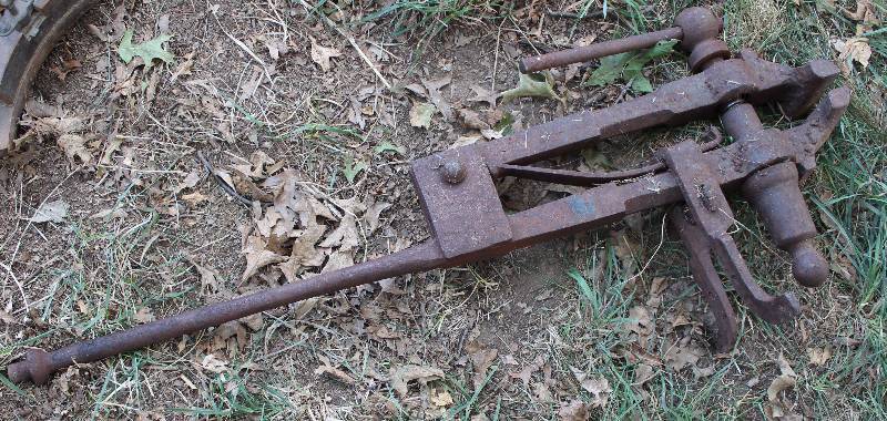 lot 2343 image: Vintage Post  Leg Vise
