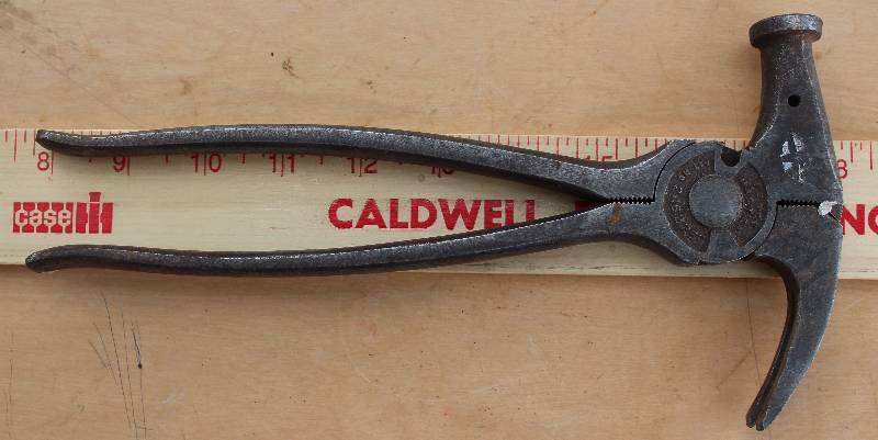 lot 2368 image: Vintage Fencing Tool - FENCE MASTER PAT NO 2462250