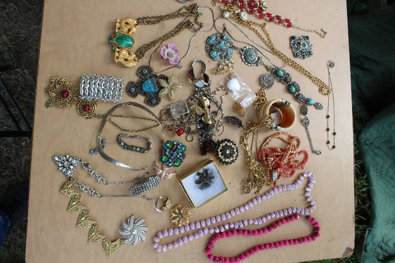 lot 2372 image: Assorted Costume Jewelry - see photo