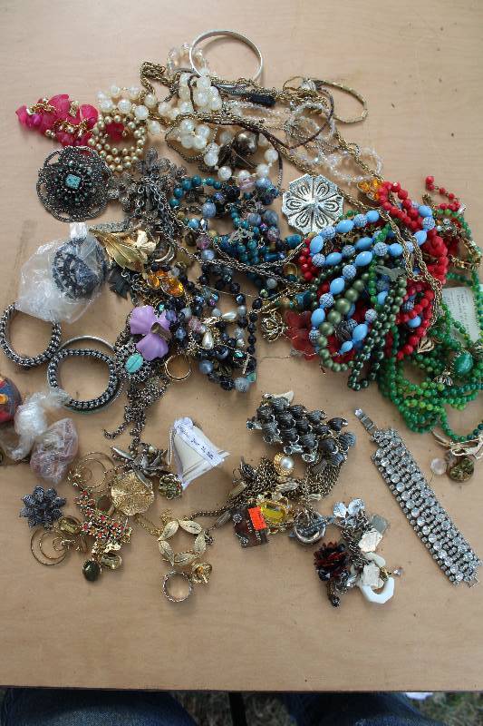 lot 2373 image: Assorted Costume Jewelry - see photo