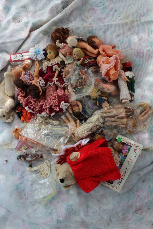 lot 2374 image: Assorted Dolls - see photo