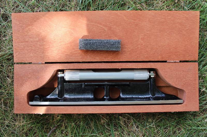 lot 2376 image: Level - Starrett No. 98 in wooden case -VERY NICE
