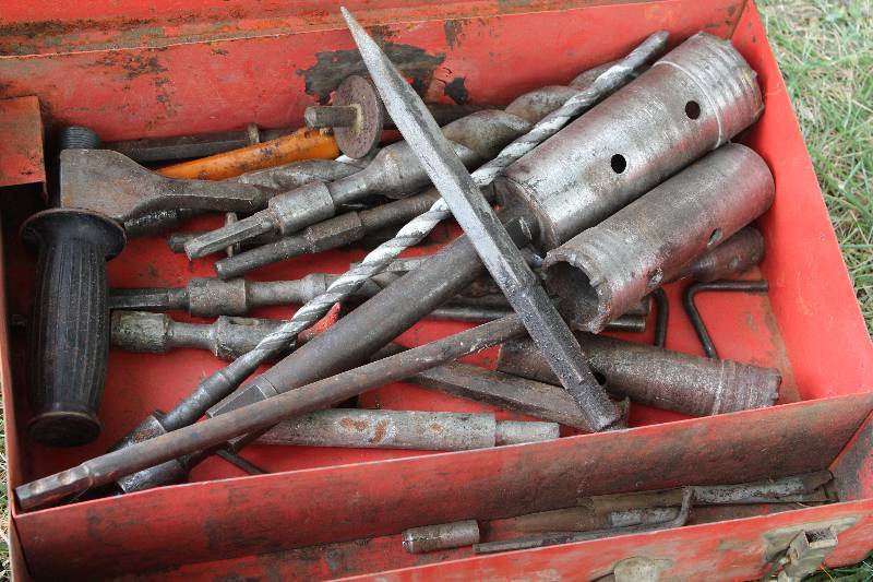 lot 2381 image: Assorted Bits and misc tools in metal case - see photo for contents
