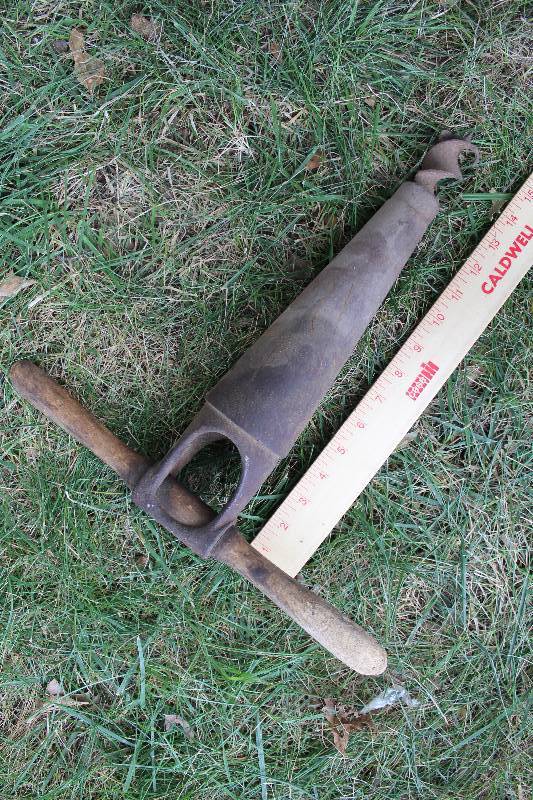 lot 2383 image: Vintage Tool - Hand Bore W wooden handle 15 tall