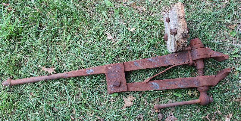 lot 2392 image: Vintage - Post Leg  Vise - THE COLOMBIAN HARDWARE CO. CLEVELAND. O. Made in USA - COOL