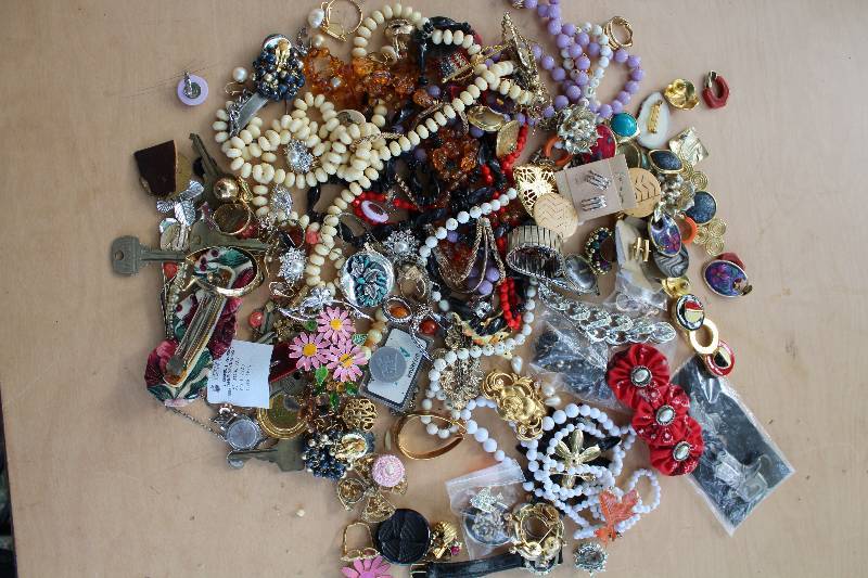lot 2396 image: Assorted Costume Jewelry - see photo