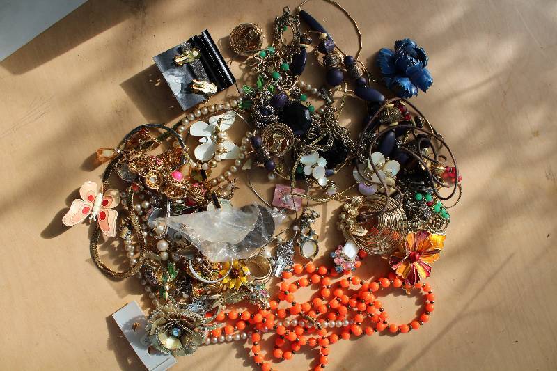 lot 2397 image: Assorted Costume Jewelry - see photo