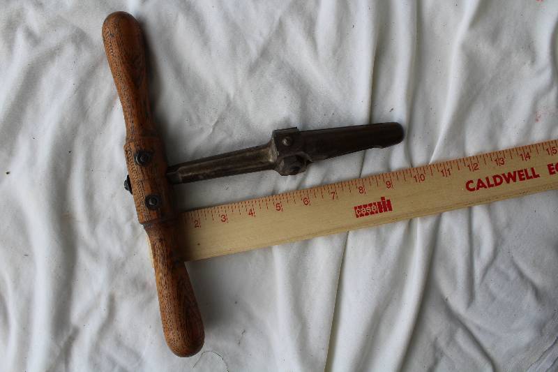 lot 2415 image: Hand Tool - Bore - W wooden handle - Nice