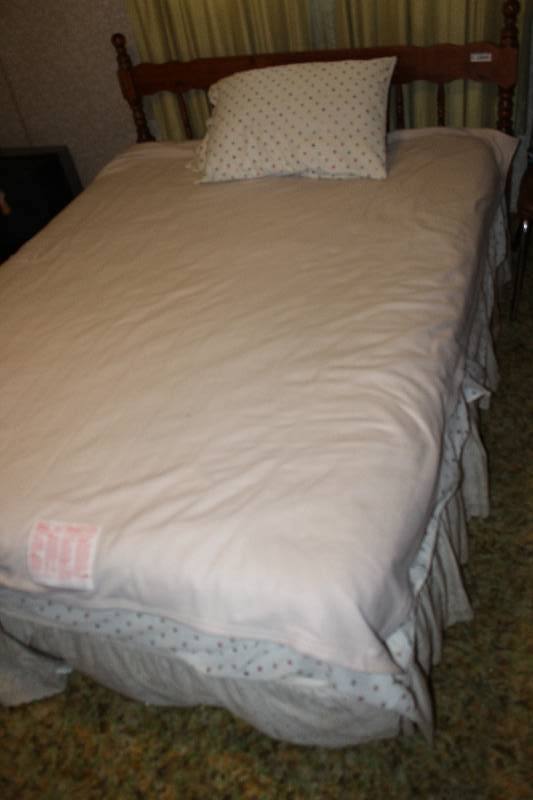 lot 4713 image: Queen Sized Bed, Mattress Set, Headboard, Hollywood Frame w casters & Bedding