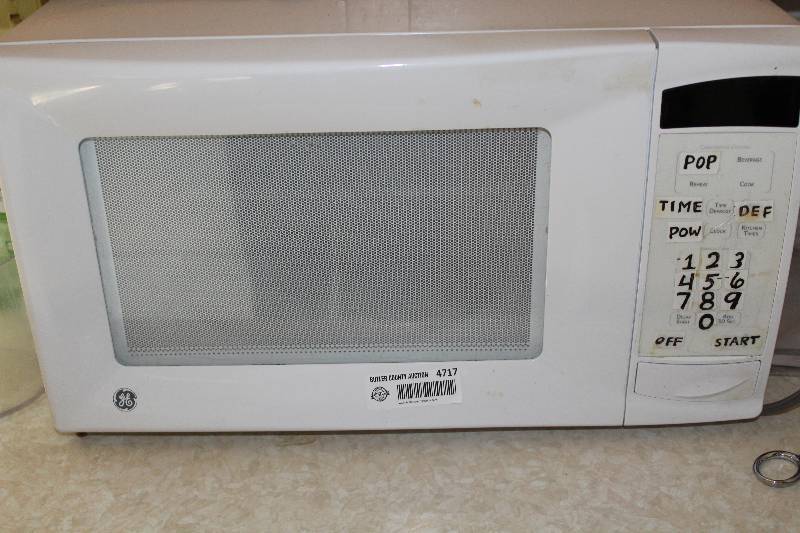 lot 4717 image: Microwave - GE General Electric - Works