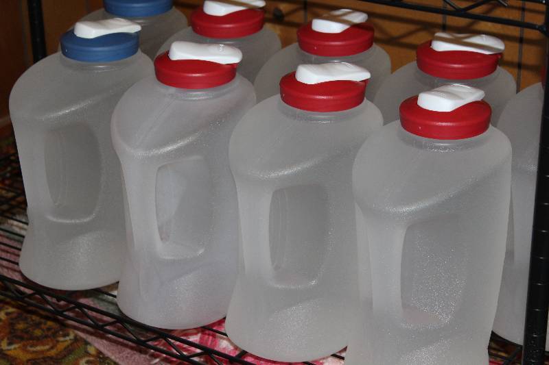 lot 4720 image: Lot of 9 - 1 Gallon Rubbemaid Pitcher Containers - Only used for drinking water