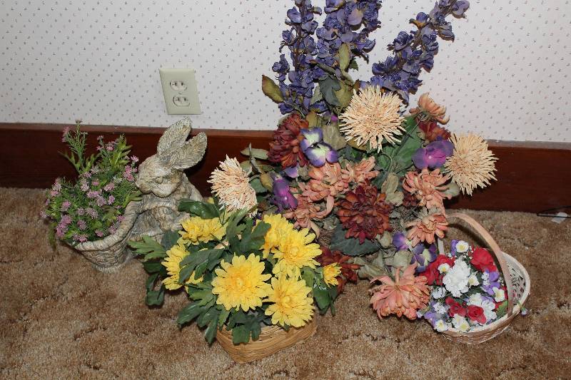 lot 4728 image: Lot of a Planter and Artificial Flowers