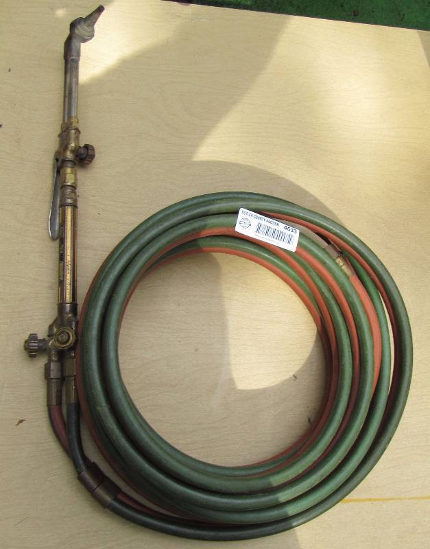 lot 4633 image: Victor Cutting Torch w Hoses approx 25ft - In good shape - appears to be in good working condition