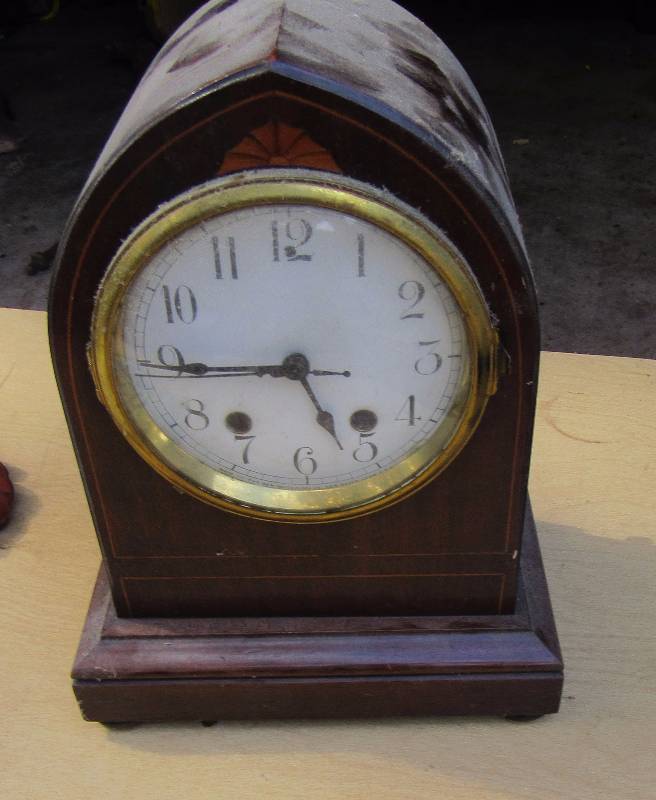 lot 4658 image: Mantle Clock - Nice case, clock workings are electric