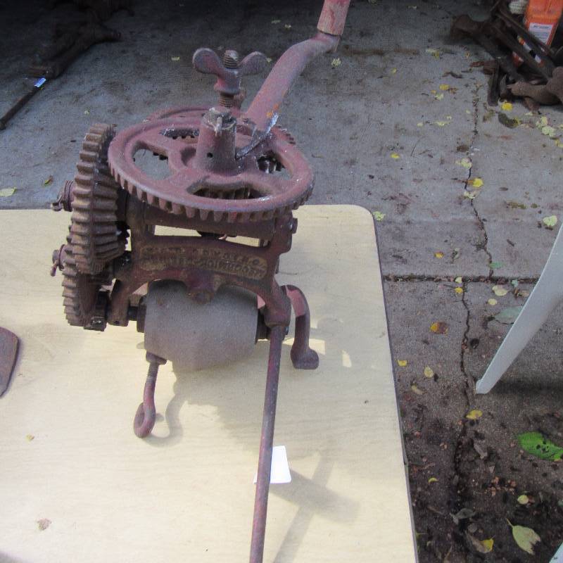 lot 4660 image: Vintage McCormick Deering Sickle Grinder - MUST SEE