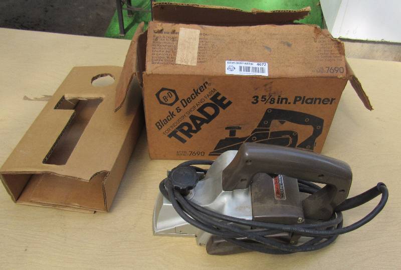 lot 4672 image: Black and Decker Planer 3-58