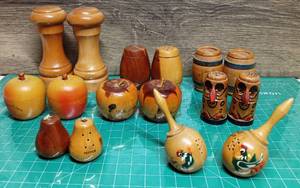lot 5003 image: Lot Of 8 Vintage Wooden Salt And Pepper Shaker Pairs
