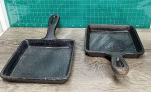 lot 5009 image: Lot Of 2 Vintage 5.5 x 5.5 Cast Iron Omelet Skillets