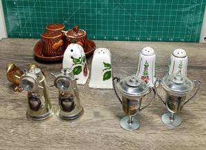 lot 5016 image: Lot Of Plastic And Ceramic Salt And Pepper Shakers