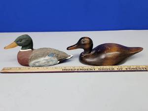 lot 317 image: Lot of 2 Wooden Carved Ducks - 7.75 & 9.5