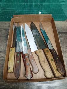 lot 5033 image: Lot Of 8 Different Steak Knives