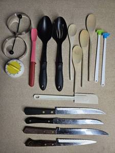 lot 5046 image: Lot of Assorted Kitchen Utensils, Stainless Steel Knives & Working Timer