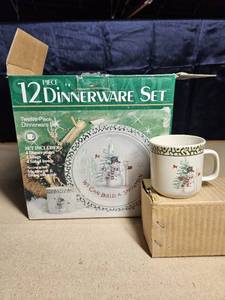 lot 5050 image: 10 Piece Christmas Dinnerware Set - 4 Large Plates, 3 Bowls, 3 Mugs