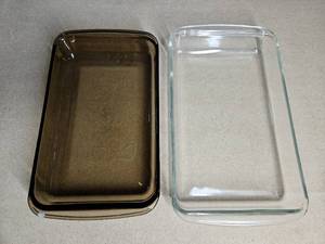 lot 5052 image: 2 Pyrex Rectangular Baking Dishes
