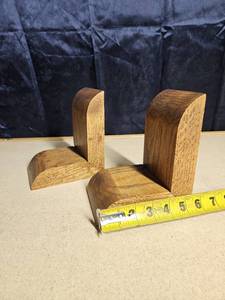 lot 5056 image: 2 Wooden Book Ends