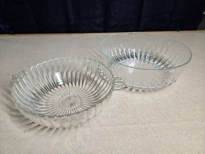 lot 5058 image: Lot of 2 Glass Bowls