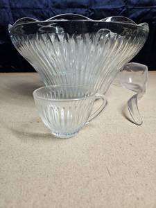 lot 5076 image: Beautiful Large Glass Punch Bowl With 12 Cups & Ladle