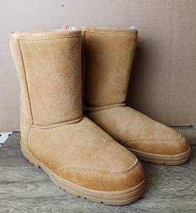 lot 5099 image: Plymouth Mocs Mens Short Boot Sheepskin (M10)
