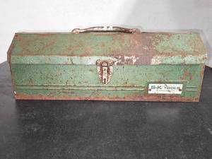 lot 427 image: Vintage Green Metal S-K Toolbox with 12x24t Saw Blades